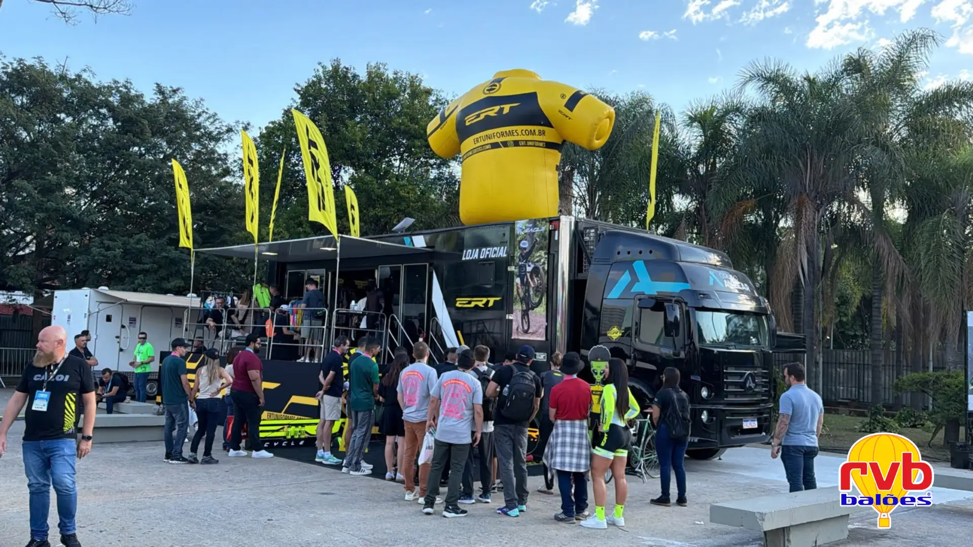 Réplica inflável de camisa ERT no caminhão da marca na Shimano Fest 2026