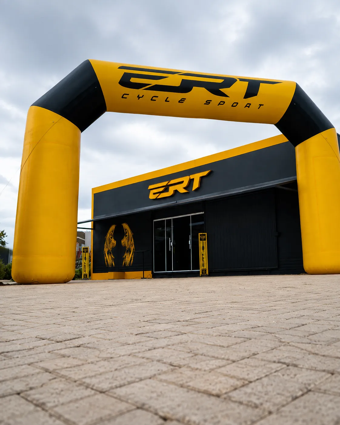 Portal inflável ERT Cycle Sport na fachada da loja