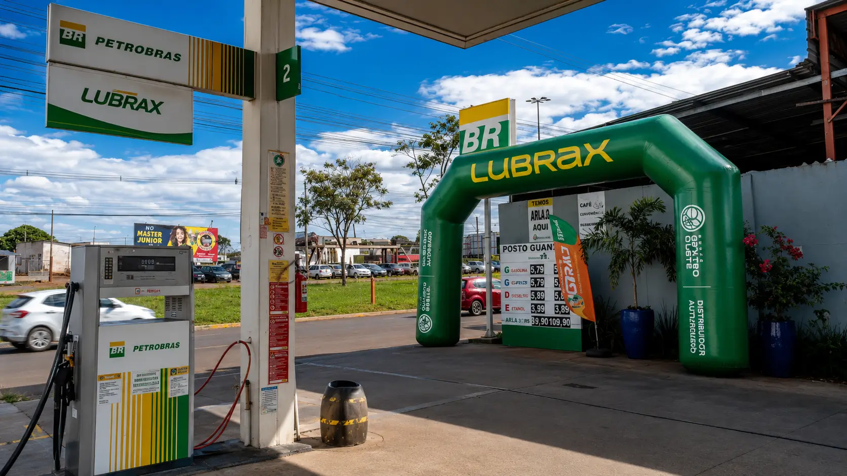 Portal inflável personalizada Lubrax em posto Petrobras para ações promocionais, campanhas e ativação de marca
