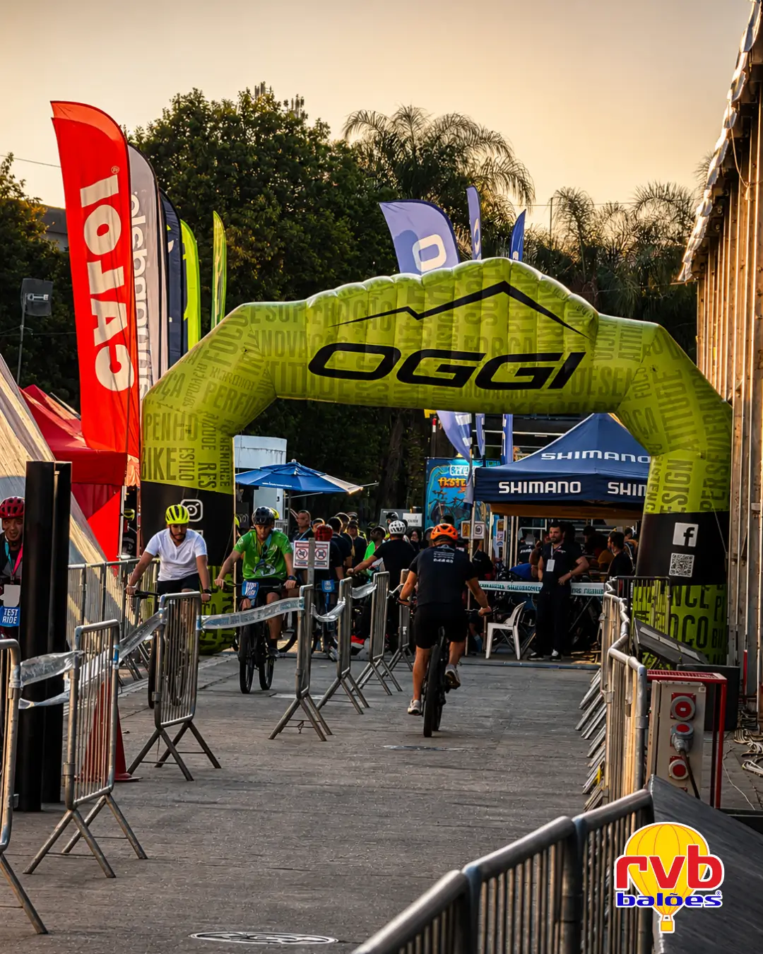 Portal inflável Oggi em ativação de marca com ciclistas
