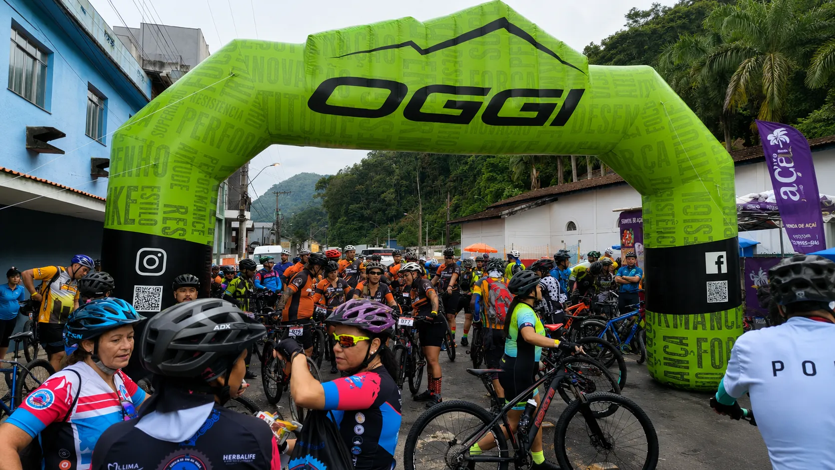 Portal inflável Oggi em evento de ciclismo
