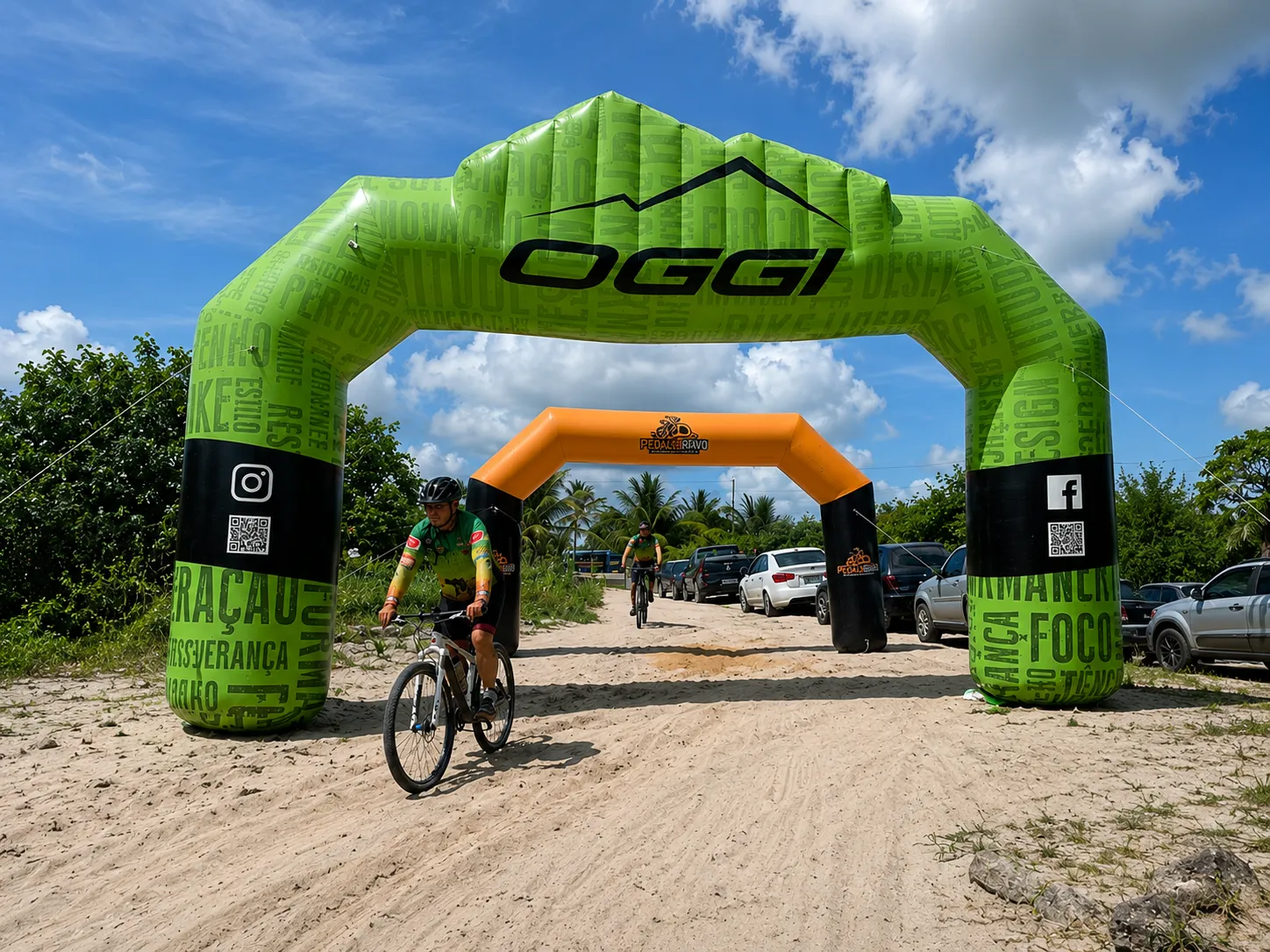 Portal inflável personalizado Oggi na largada de evento de ciclismo