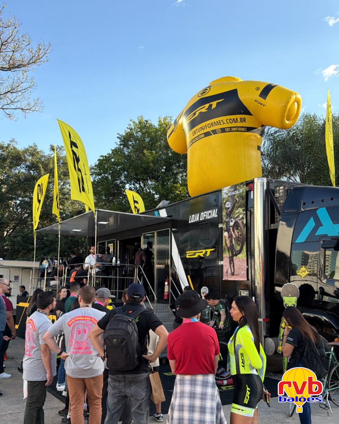 Réplica inflável de camisa ERT Cycle Sport em evento