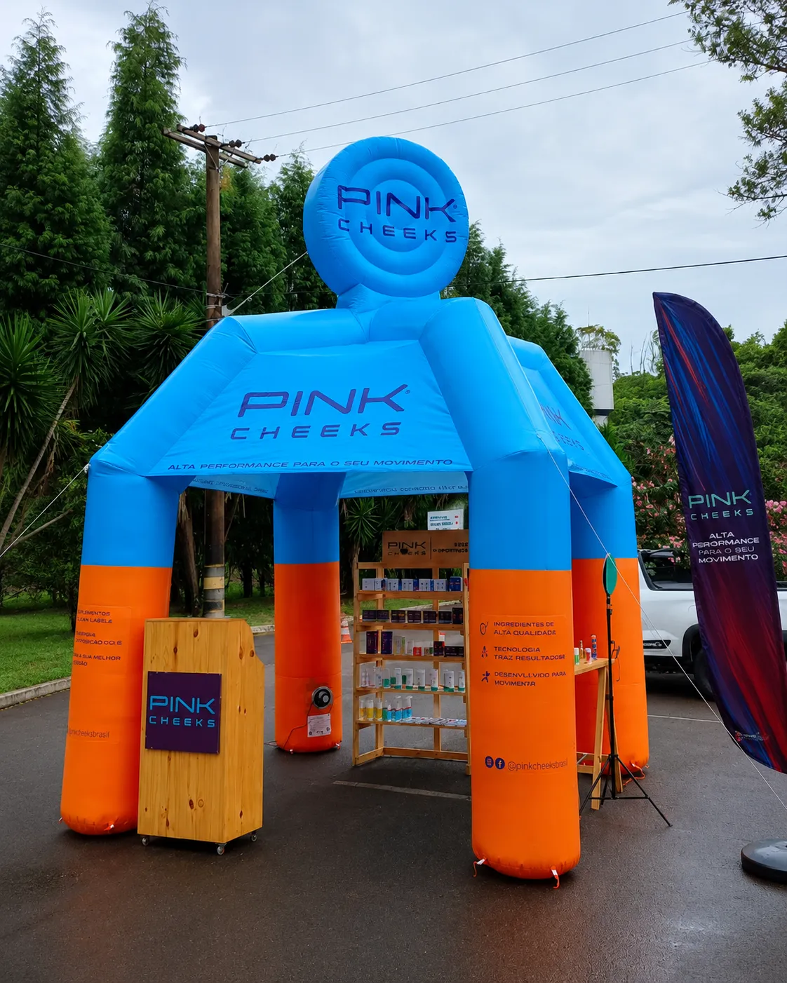 Tenda inflável Pink Cheeks em evento esportivo