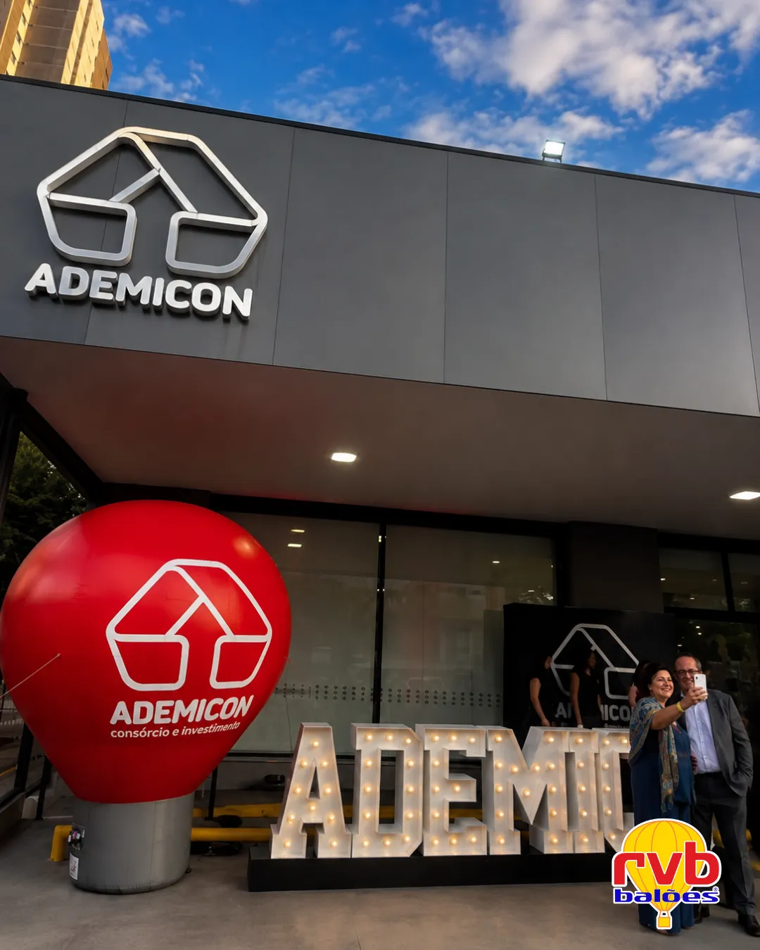 Balão inflável Ademicon na frente da unidade