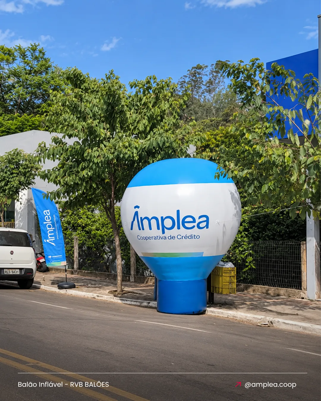 Balão inflável personalizado Amplea utilizado em ação promocional externa
