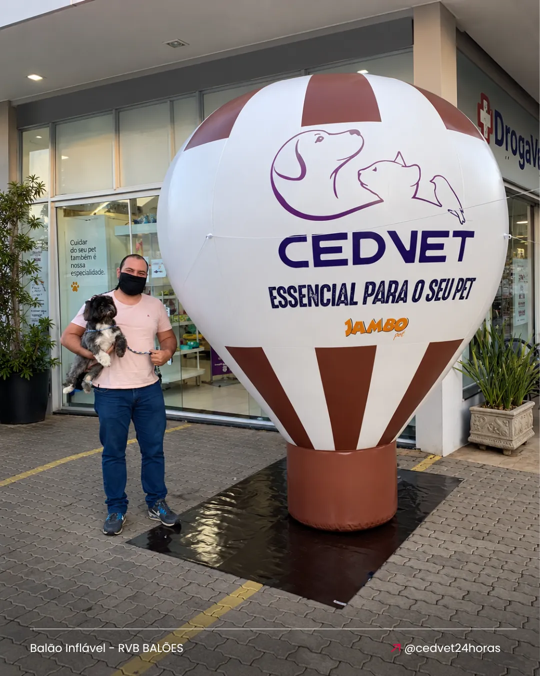 Balão inflável personalizado CEDVET utilizado em ação promocional de clínica veterinária
