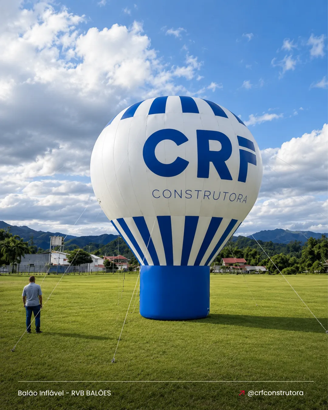 Balão inflável gigante personalizado CRF Construtora instalado em área externa para divulgação