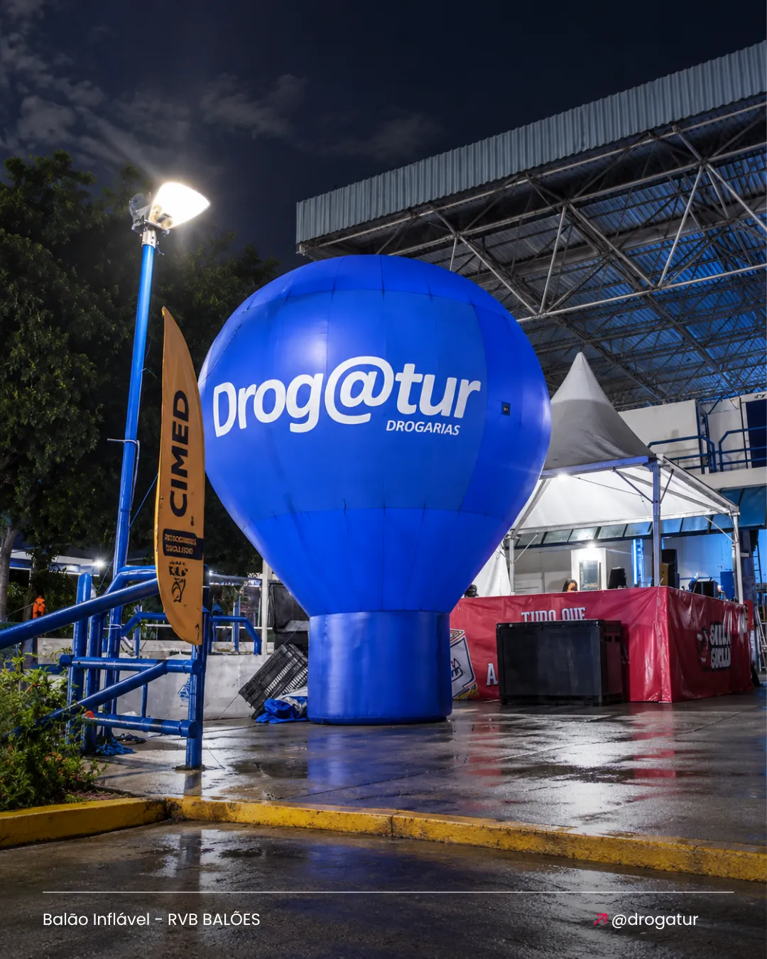 Balão inflável personalizado Droga Tur utilizado em ação promocional da marca