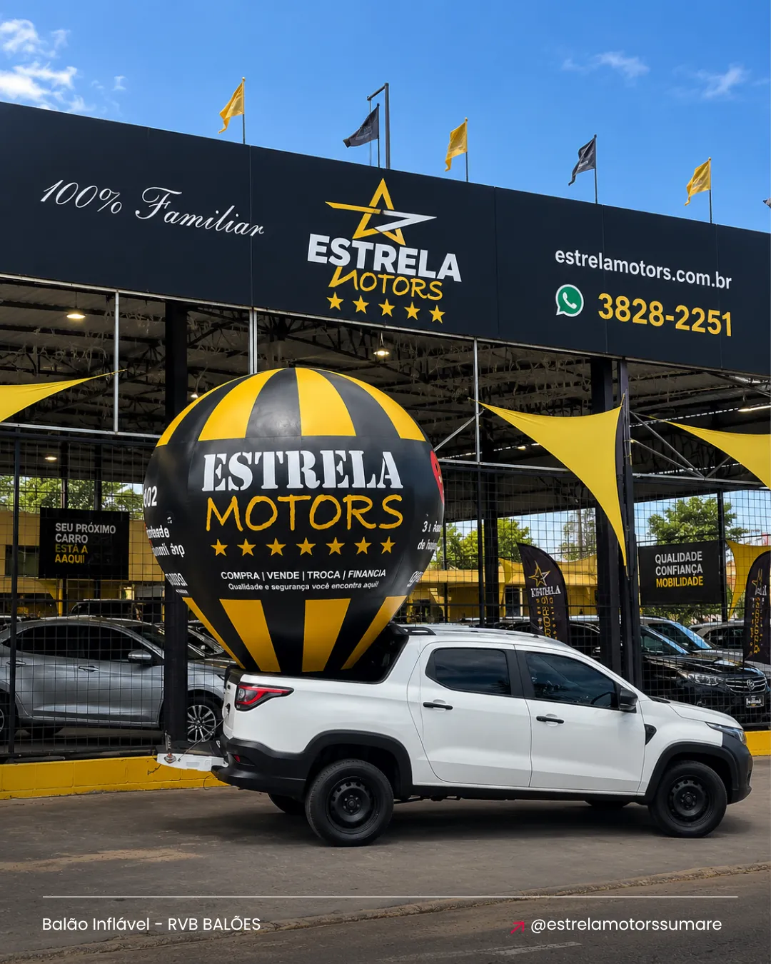 Balão inflável personalizado Estrela Motors instalado em frente à loja para divulgação automotiva