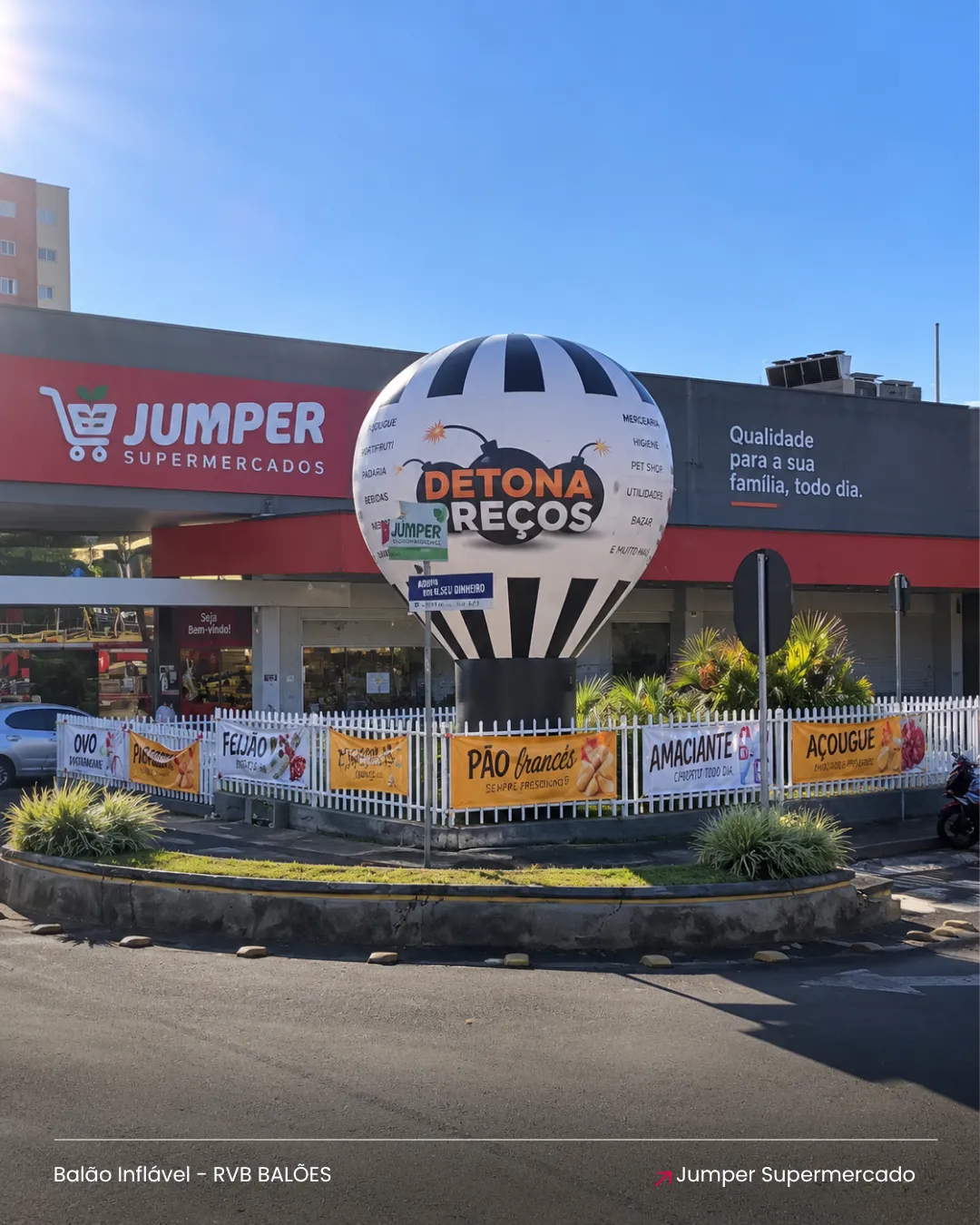 Balão inflável personalizado Jumper utilizado em ação promocional de supermercado