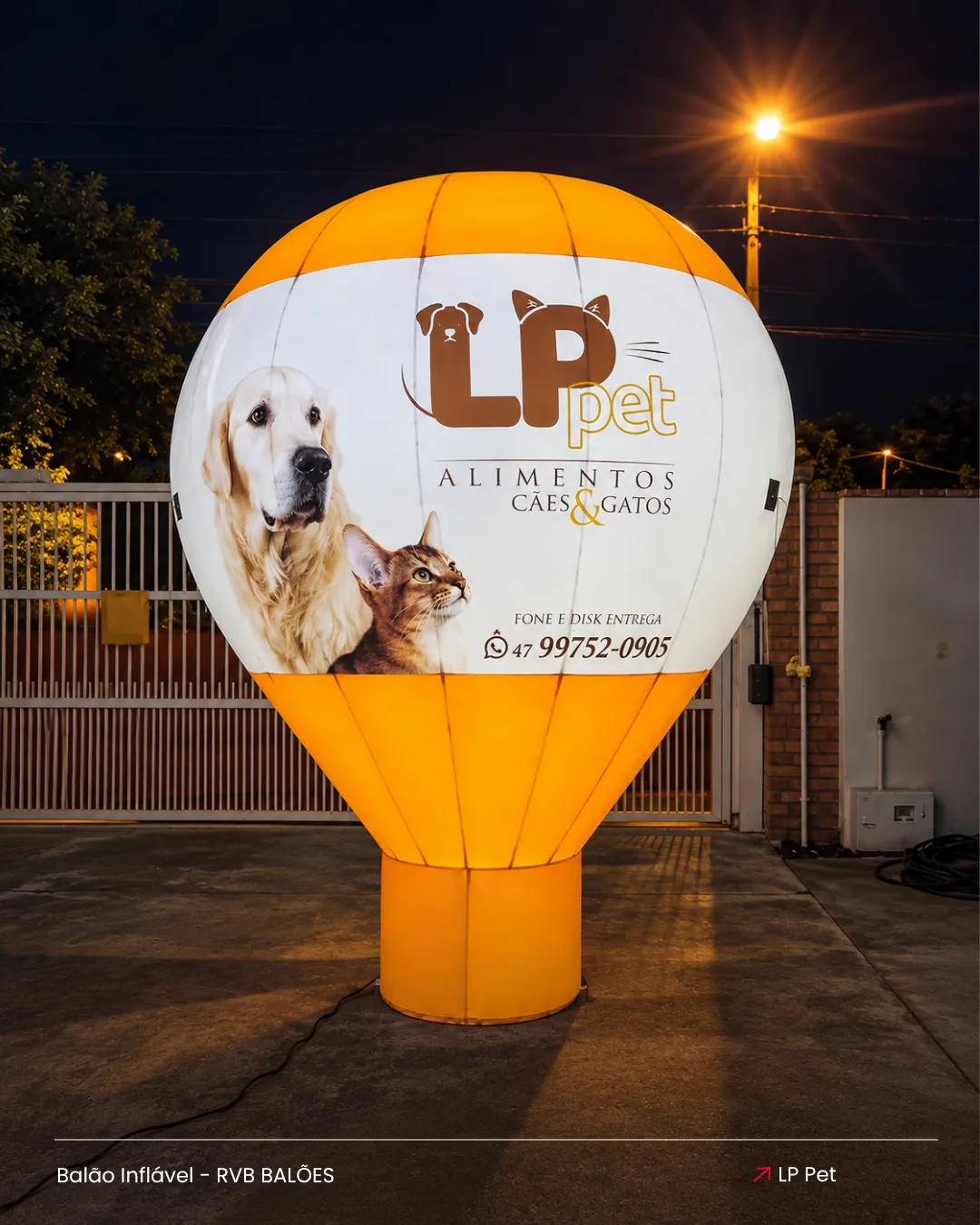 Balão inflável personalizado LP Pet iluminado e utilizado para divulgação de loja de produtos pet