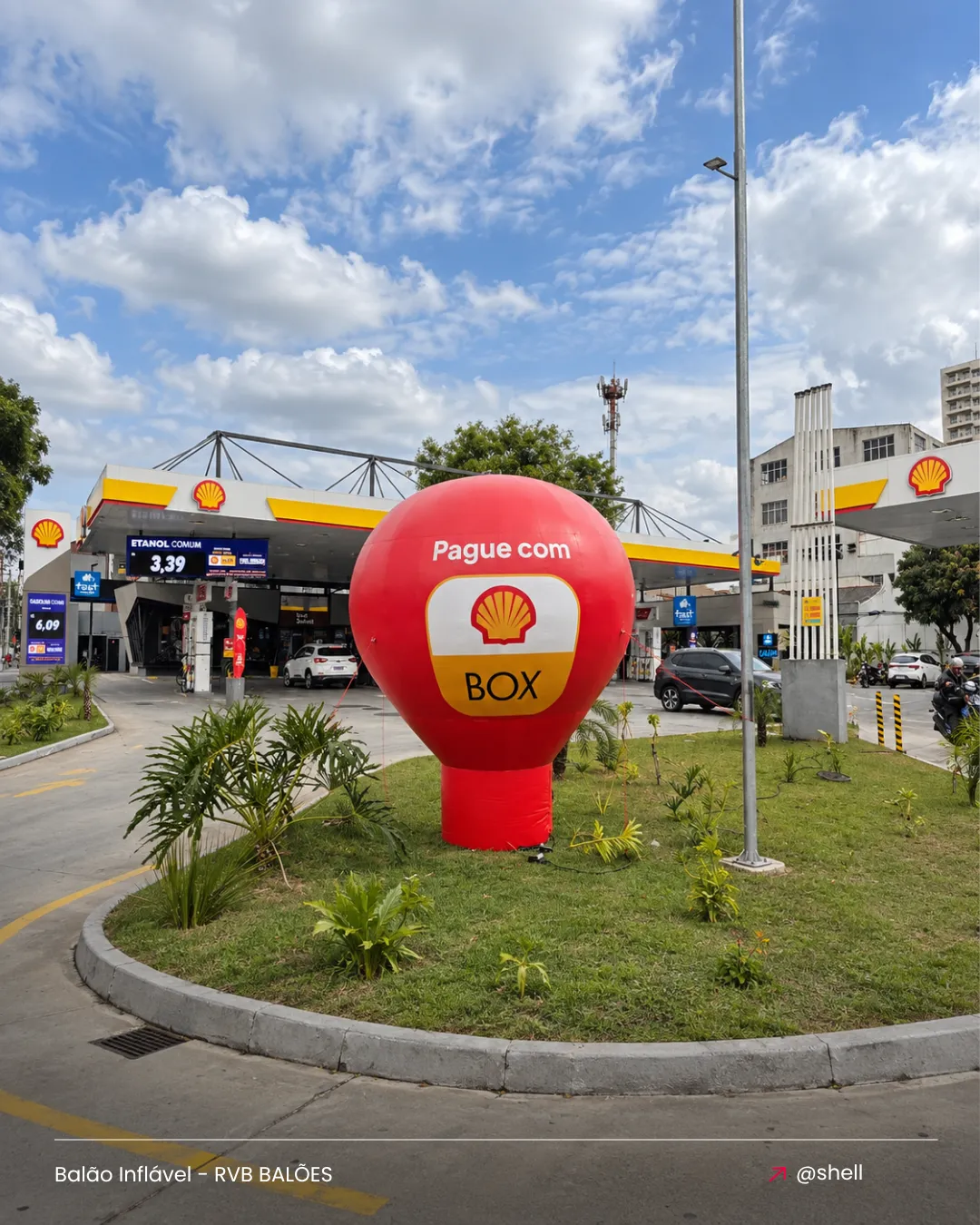 Balão inflável personalizado Shell Box instalado em posto de combustível para ação promocional