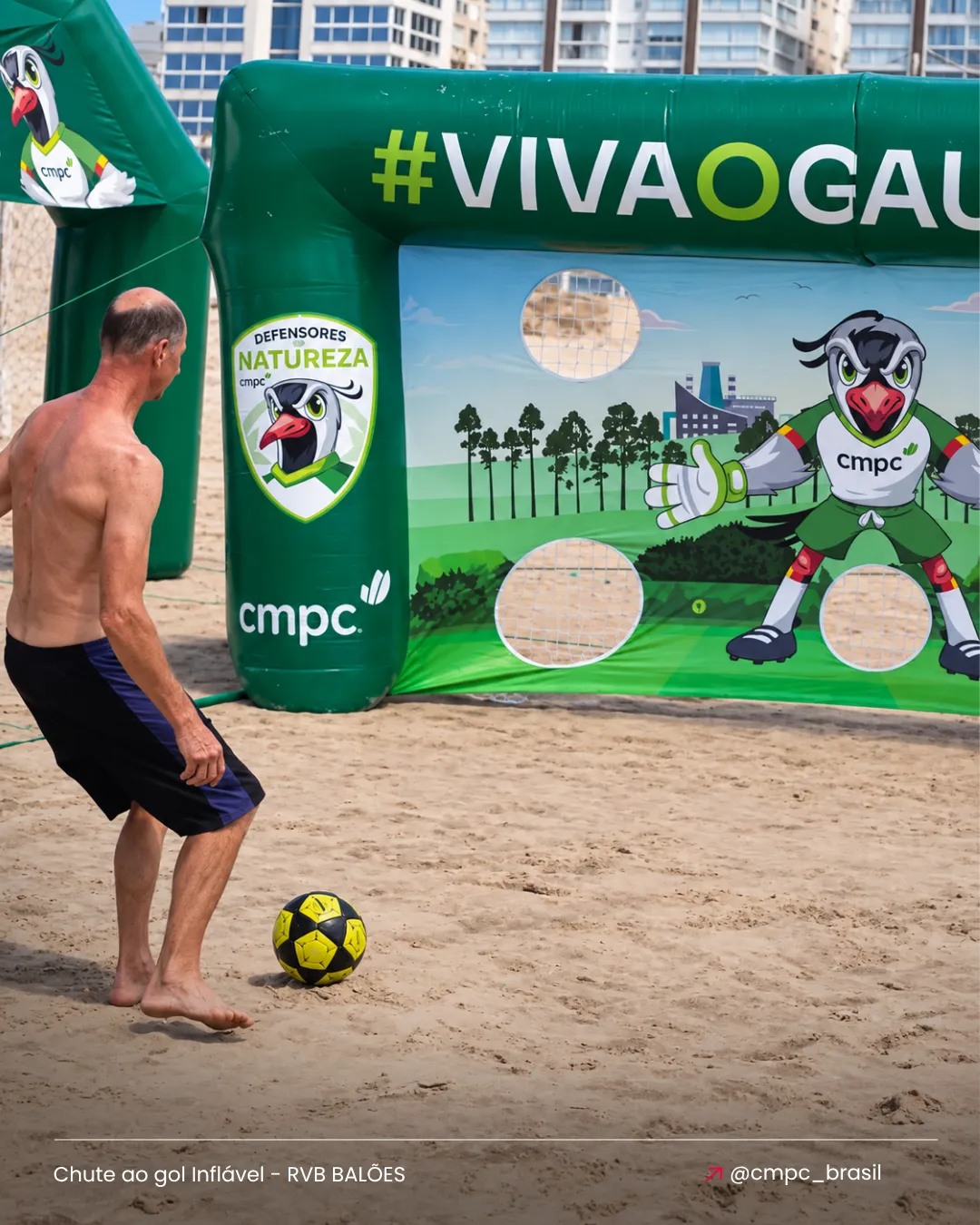 Chute ao gol inflável personalizado CMPC utilizado em ativação esportiva na praia