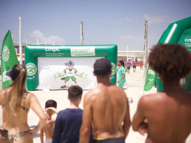 Chute a gol inflável personalizado CMPC em ativação de marca fabricado pela RVB Balões