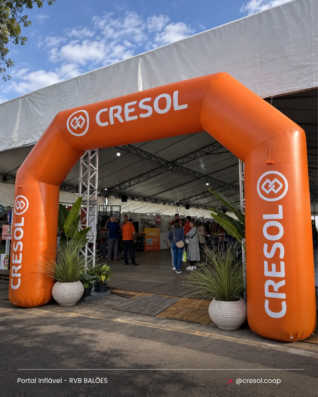 Portal inflável personalizado Cresol utilizado em evento e ação promocional da cooperativa