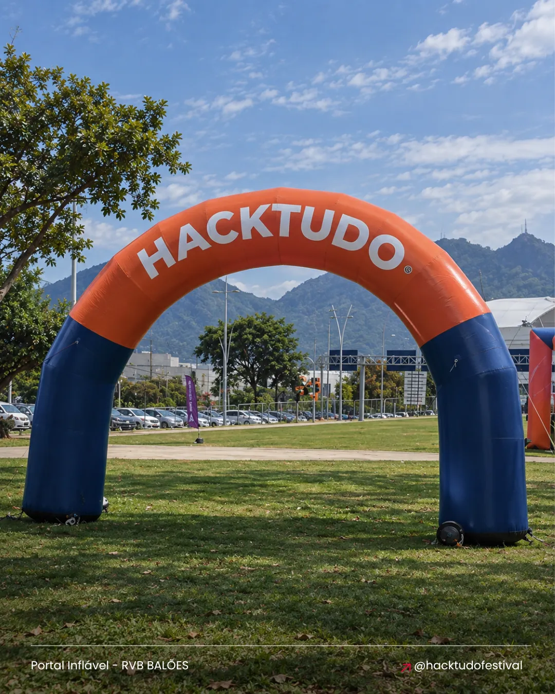 Portal inflável personalizado Hacktudo utilizado como entrada e destaque visual em evento