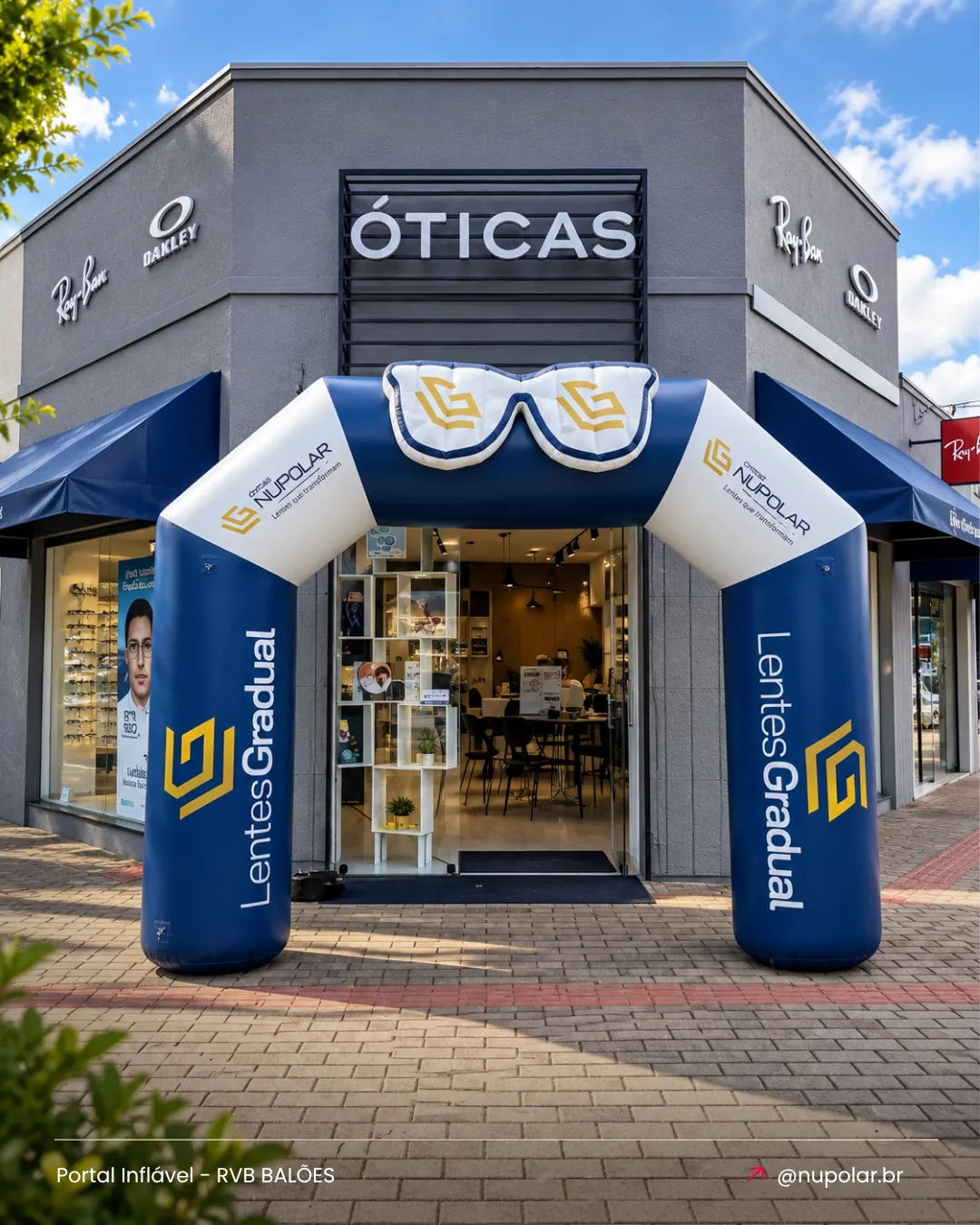 Portal inflável personalizado Lentes Gradual instalado em frente a uma ótica para ação promocional