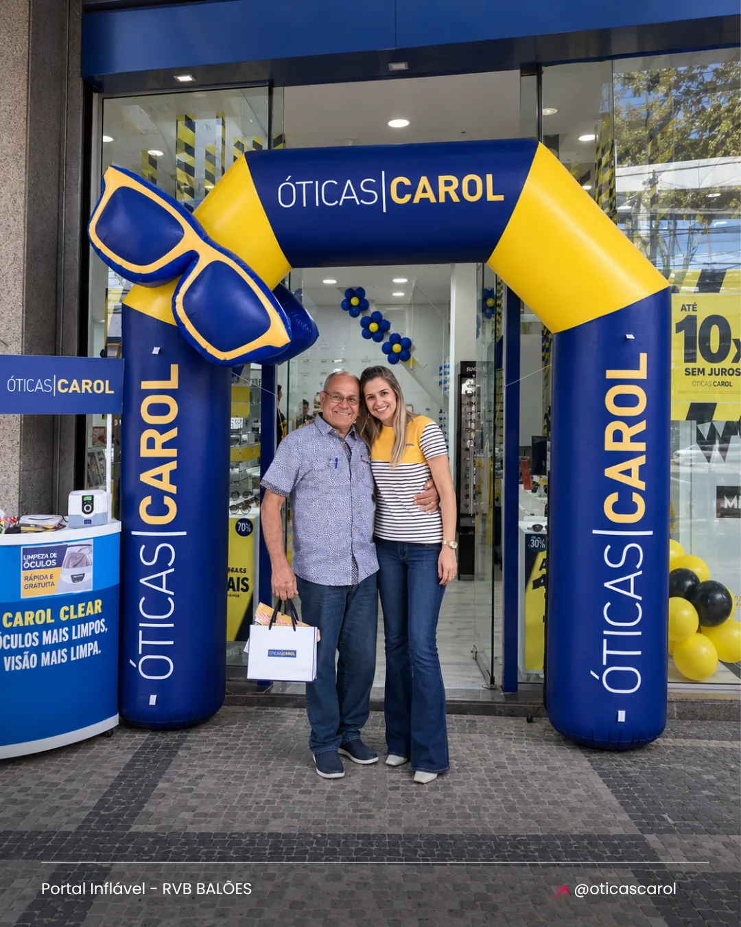 Portal inflável personalizado Óticas Carol instalado em frente à loja para ação promocional