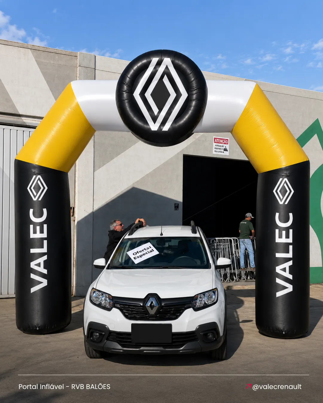 Portal inflável personalizado Valec Renault instalado em concessionária para ação promocional automotiva