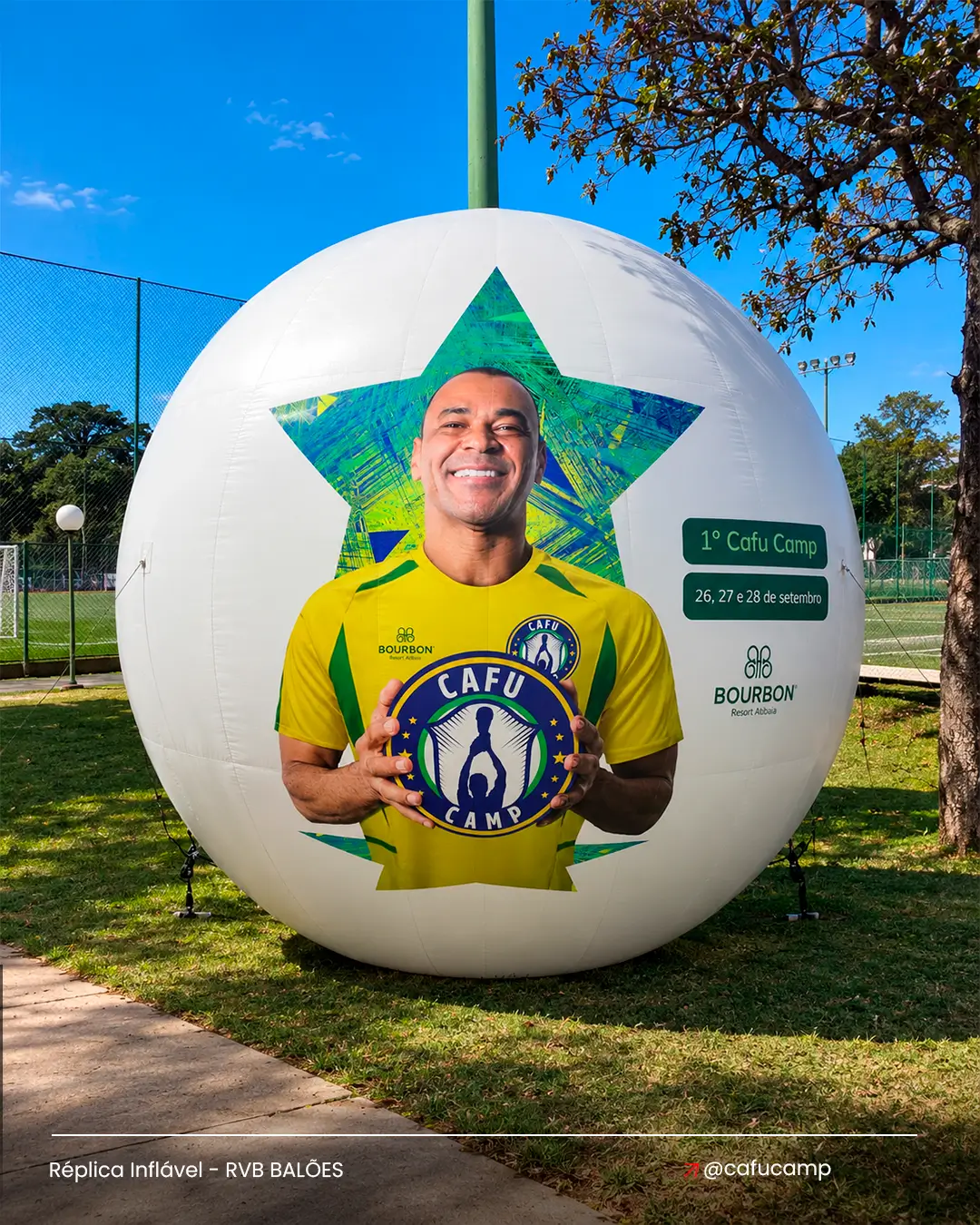 Réplica inflável em formato de bola personalizada para o Cafu Camp, instalada em área externa durante o evento
