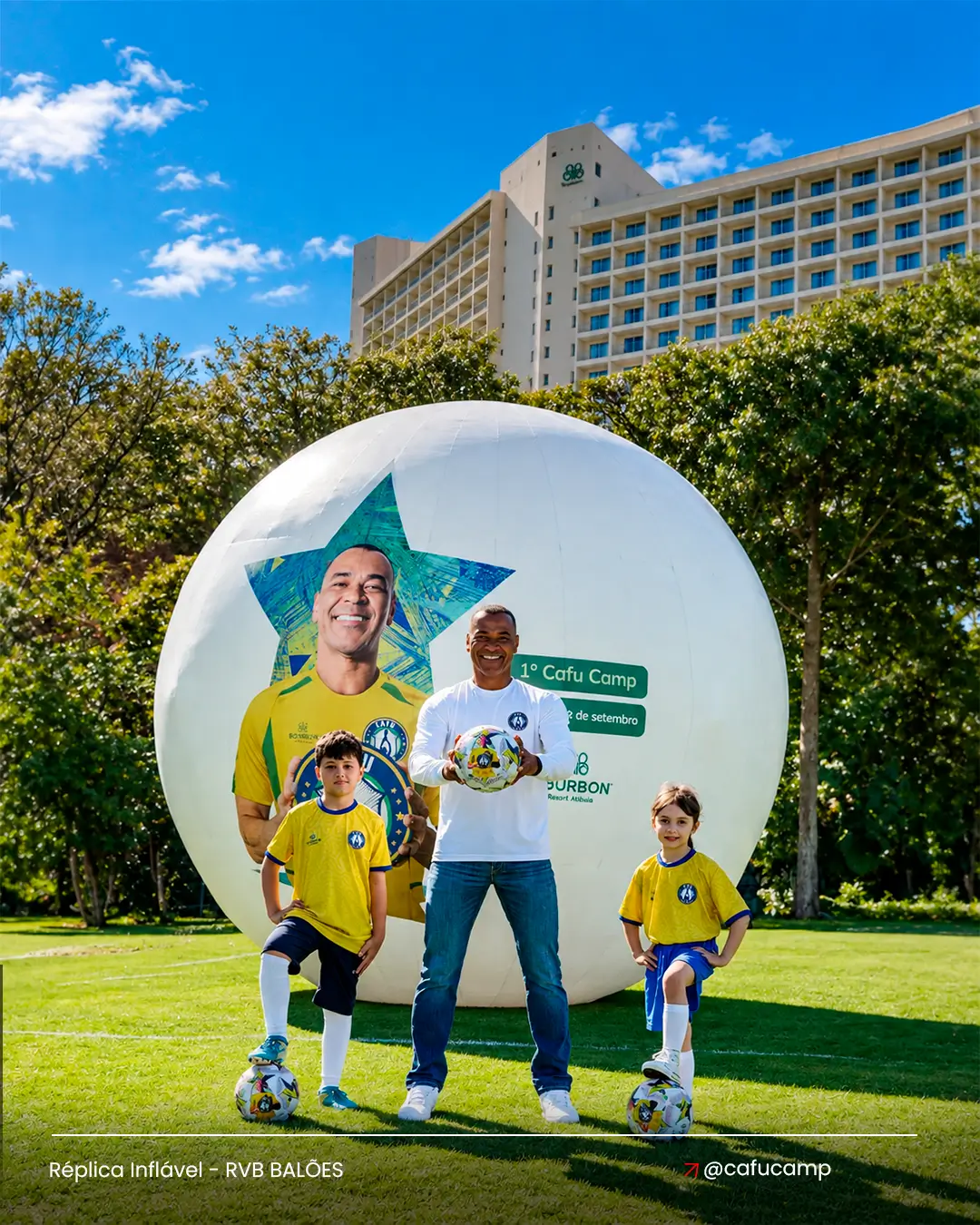 Réplica inflável personalizada do Cafu Camp utilizada como destaque visual e cenário para fotos durante o evento