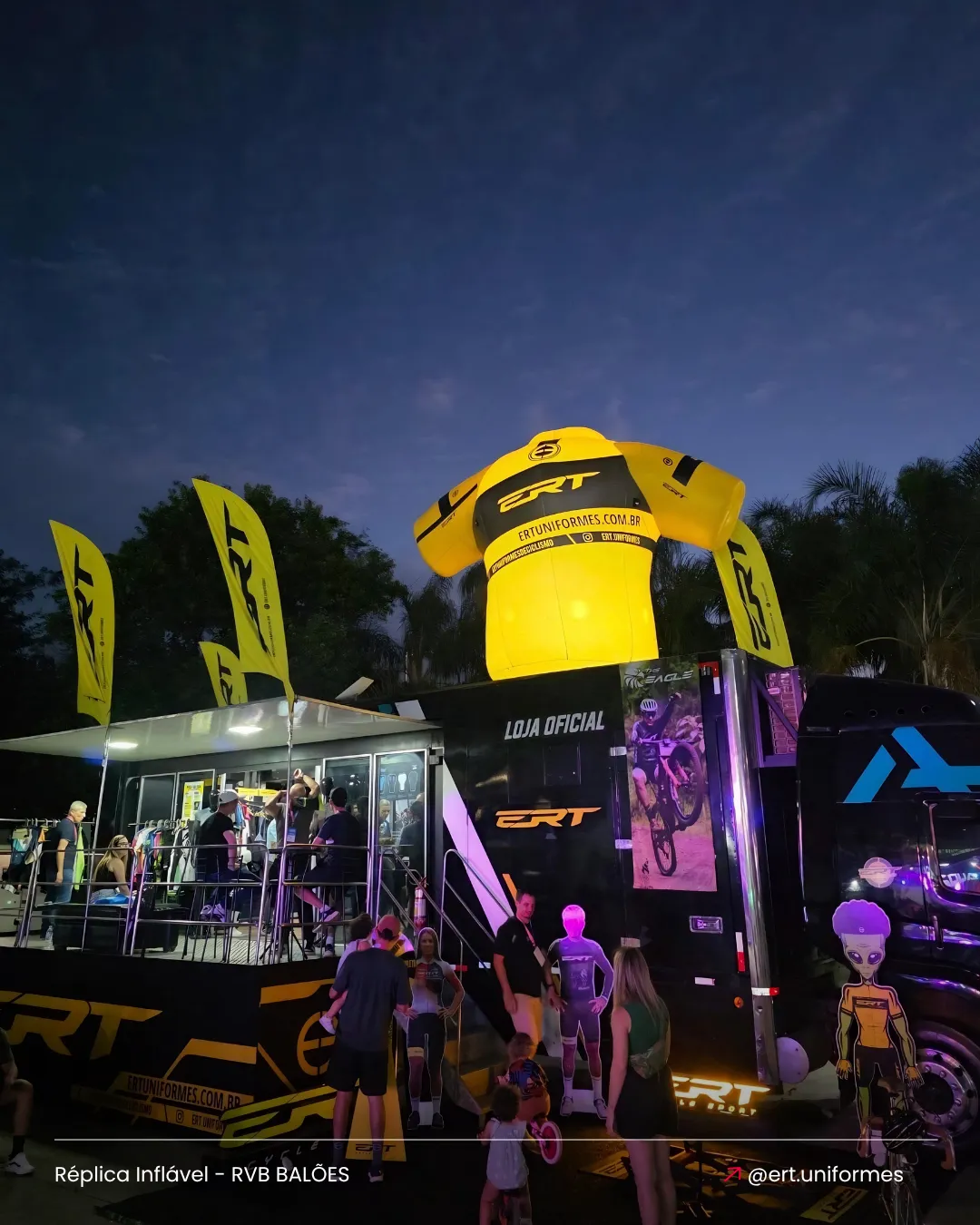 Réplica inflável personalizada ERT Uniformes utilizada em evento noturno para destacar a marca