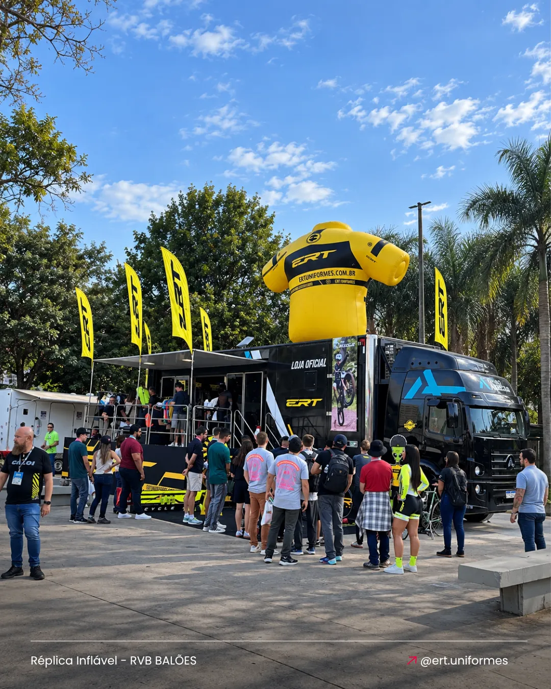 Réplica inflável personalizada ERT Uniformes instalada em área externa para divulgação da marca