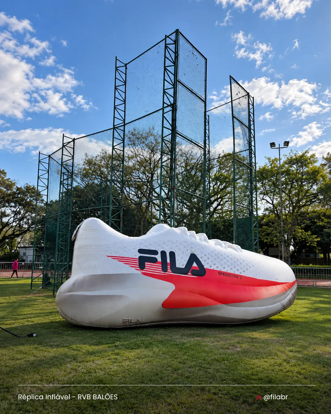 Réplica inflável personalizada de tênis Fila utilizada em ação promocional da marca