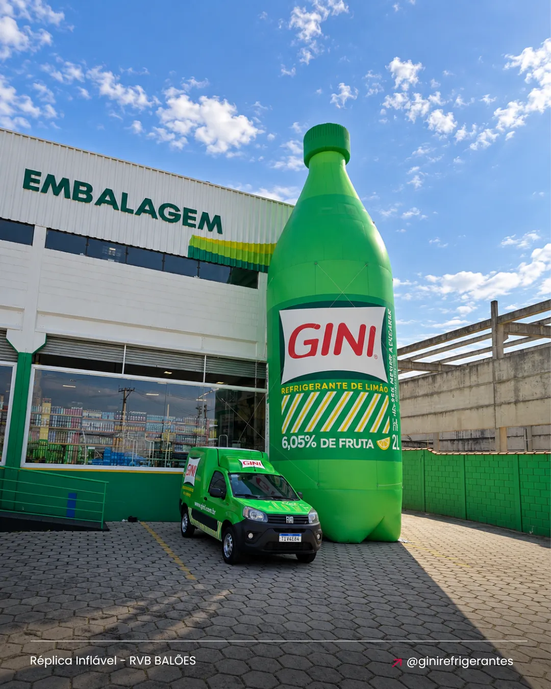 Réplica inflável personalizada de garrafa Gini instalada em frente ao ponto de venda