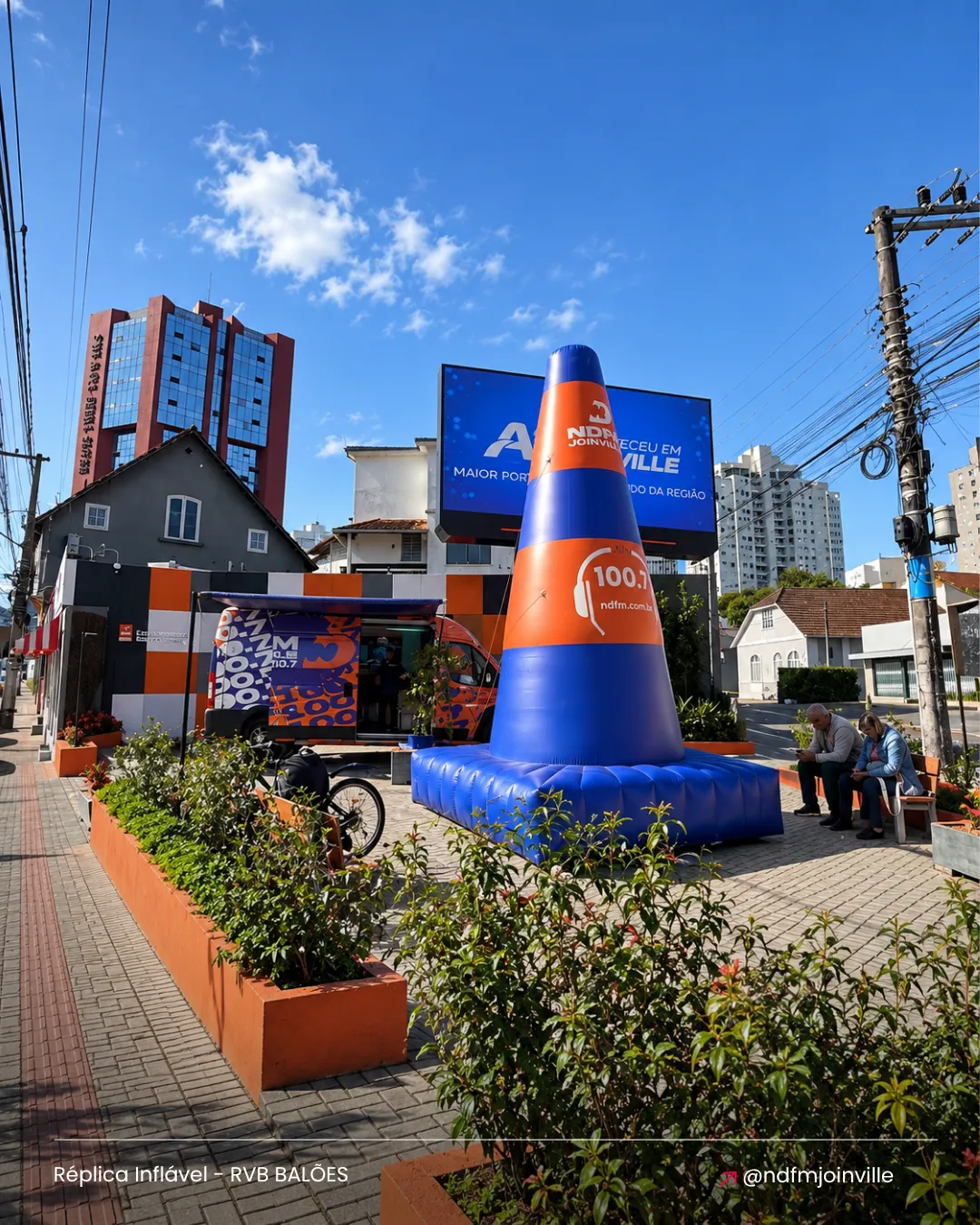 Réplica inflável personalizada NDFM instalada em área externa para ação promocional