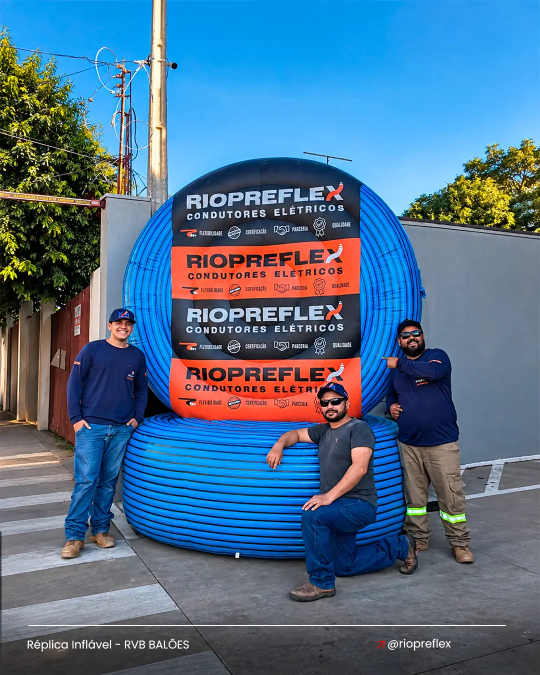 Réplica inflável personalizada da Riopreflex em formato de rolo de condutores elétricos para ação promocional