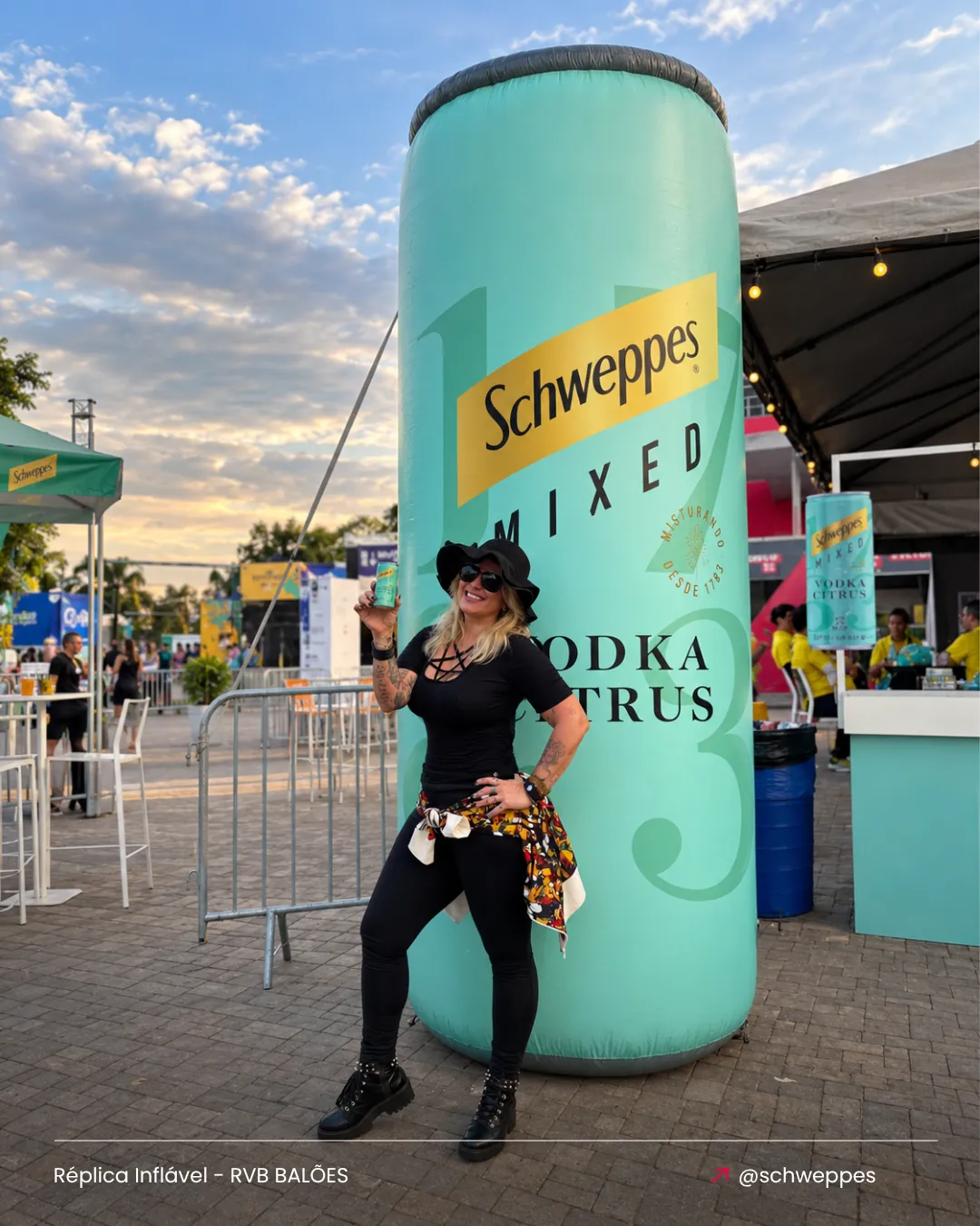 Réplica inflável personalizada de garrafa Schweppes utilizada em ativação de marca em evento
