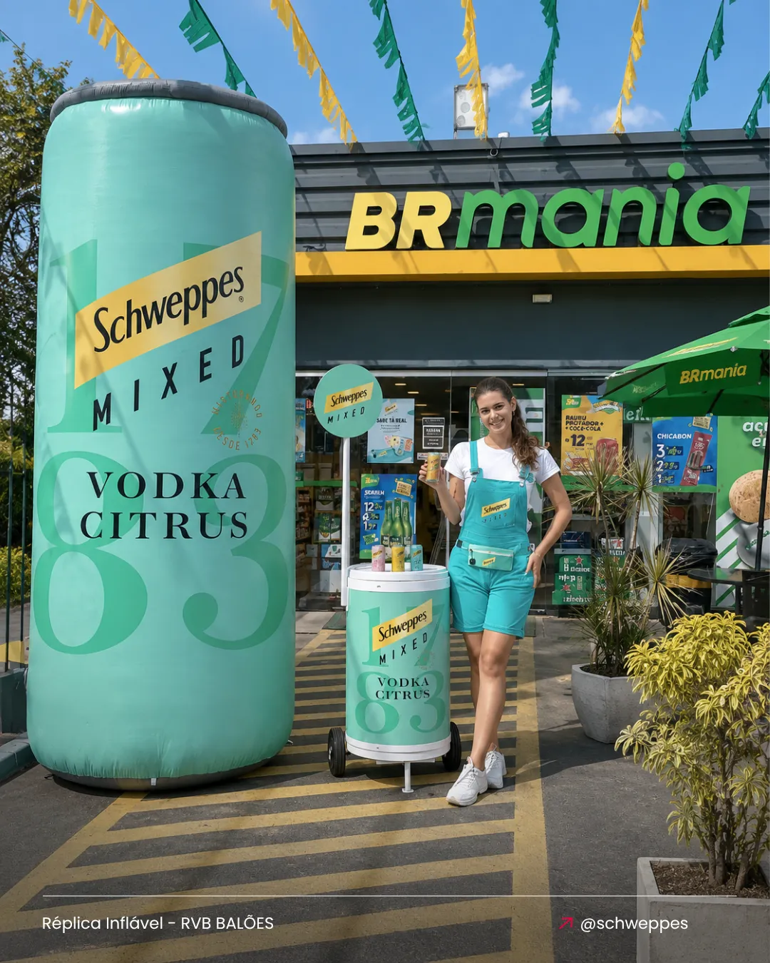 Réplica inflável personalizada de garrafa Schweppes utilizada para divulgação no ponto de venda