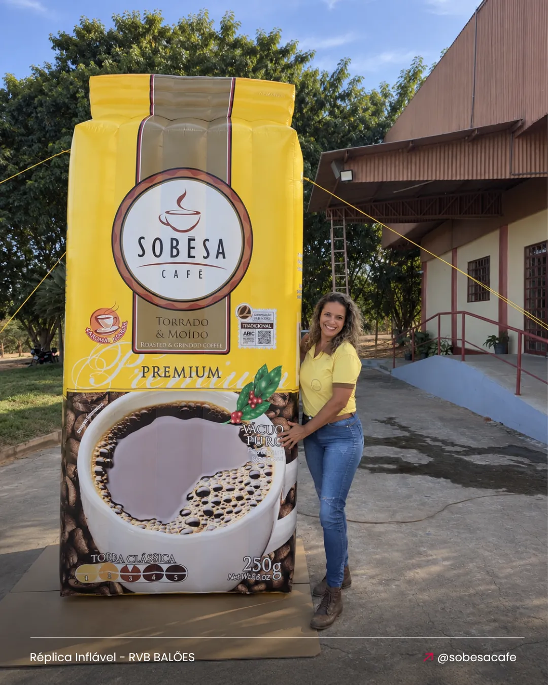 Réplica inflável personalizada de embalagem Sobesa Café utilizada em ação promocional