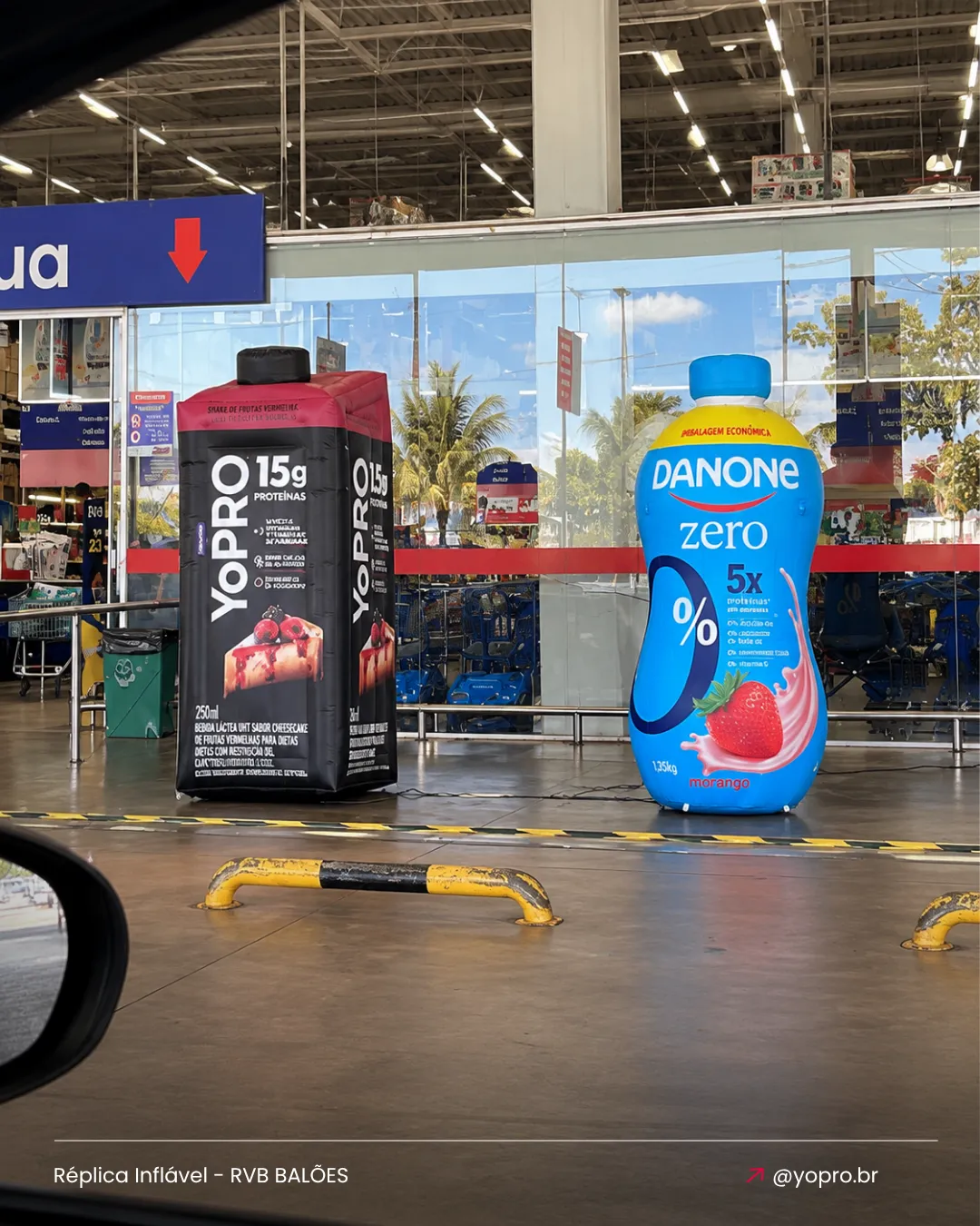 Réplica inflável personalizada de produto Yopro Danone instalada em frente ao ponto de venda