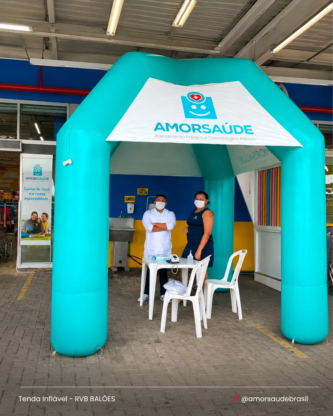 Tenda inflável personalizada Amorsaúde instalada em frente à unidade para ação promocional