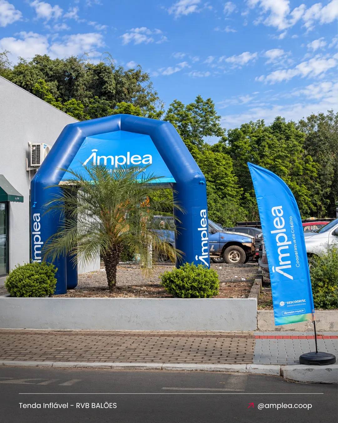 Tenda inflável personalizada Amplea utilizada em ação promocional da marca