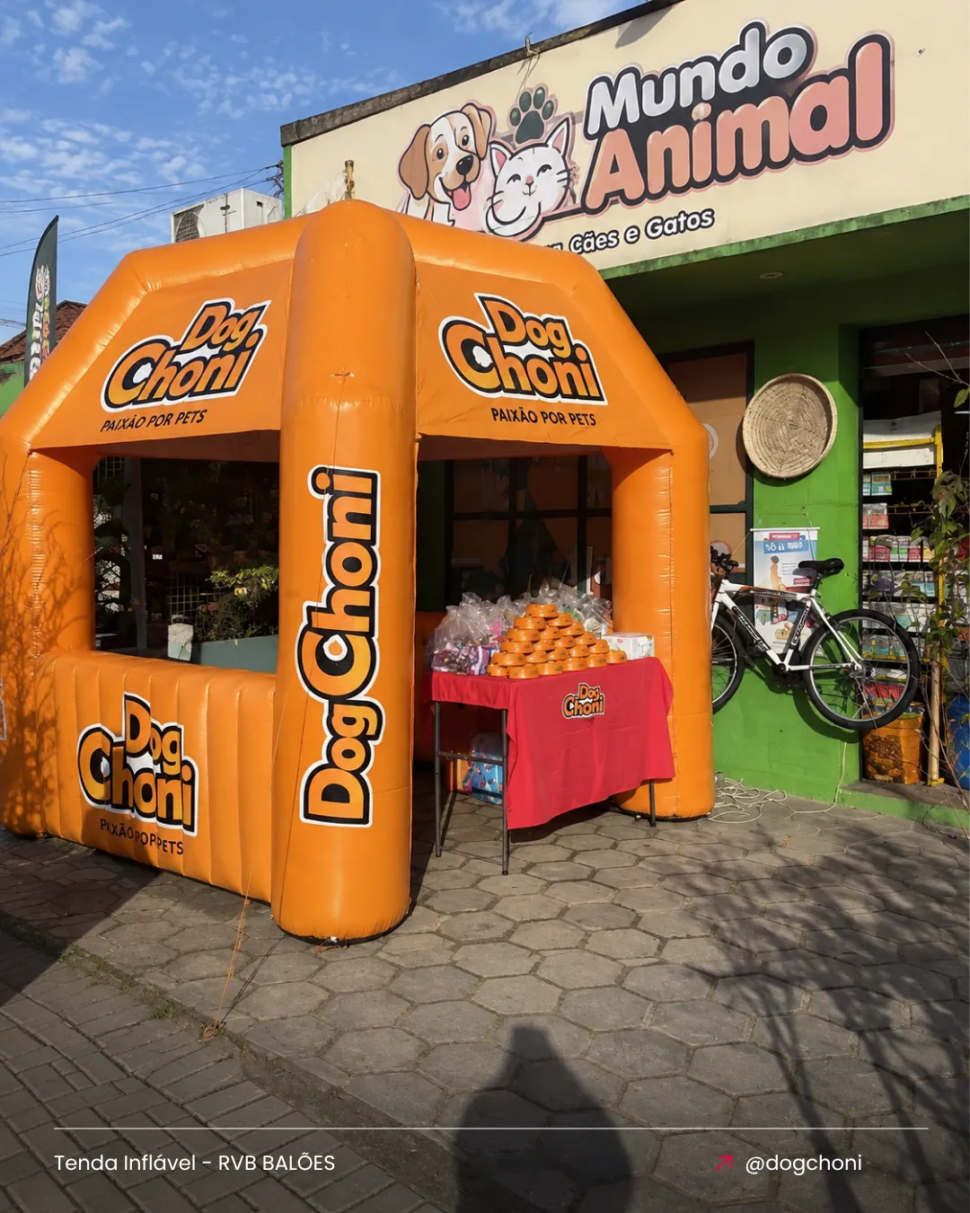 Tenda inflável personalizada Dog Choni instalada em frente ao estabelecimento pet