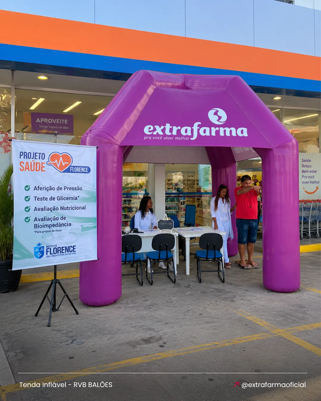 Tenda inflável personalizada Extrafarma instalada em frente à farmácia para ação promocional