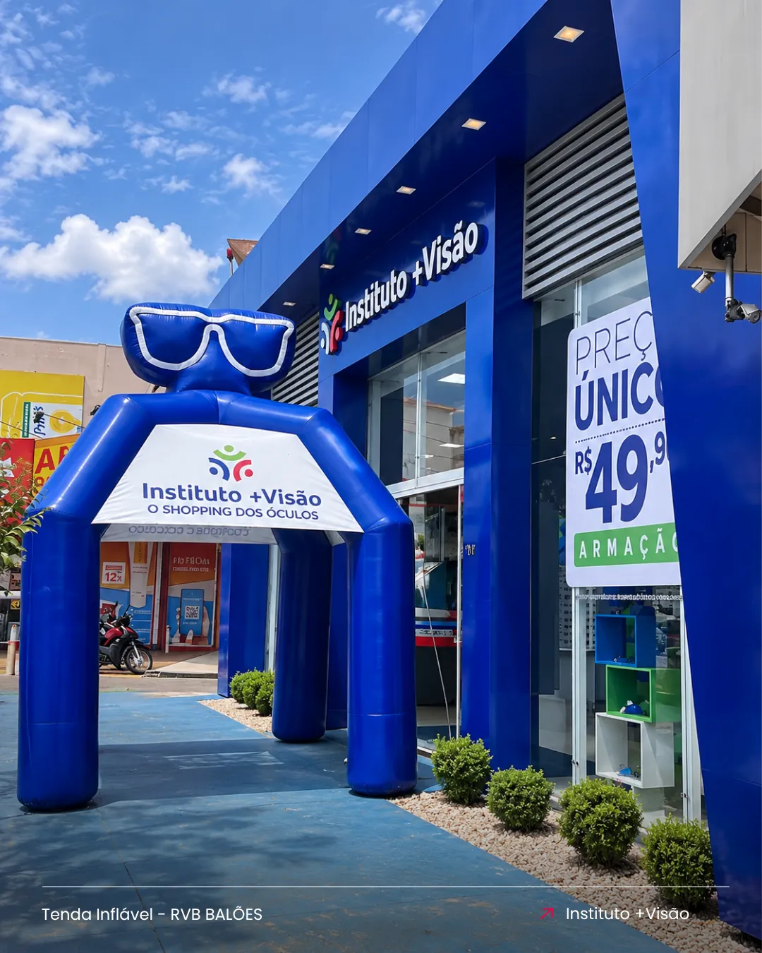 Tenda inflável personalizada Instituto Mais Visão instalada em frente à unidade para divulgação