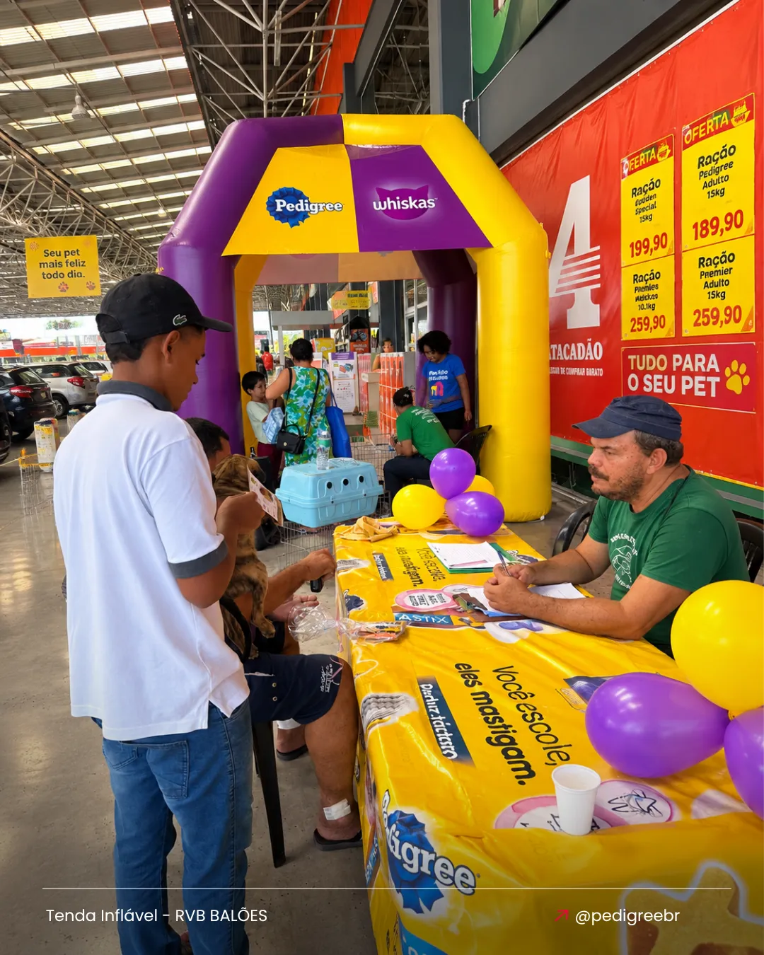 Tenda inflável personalizada Pedigree utilizada em ativação promocional para o mercado pet