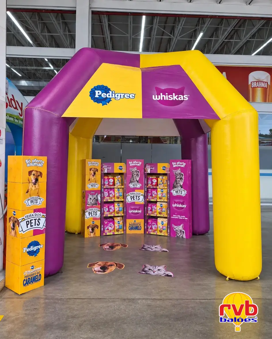 Tenda inflável personalizada Pedigree e Whiskas em ação de trade marketing no ponto de venda com exposição de produtos para pets