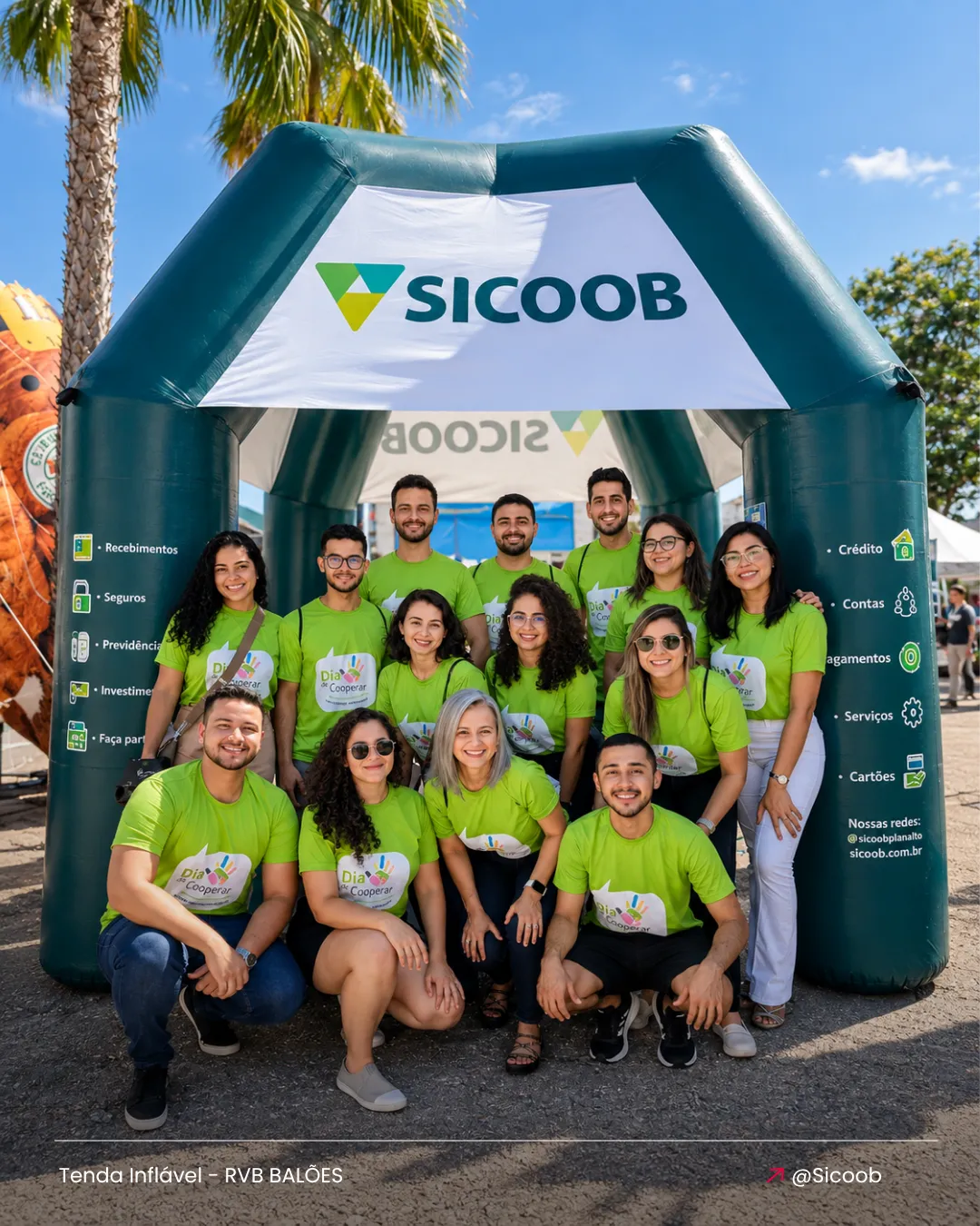 Tenda inflável personalizada Sicoob utilizada em ação promocional com equipe e clientes