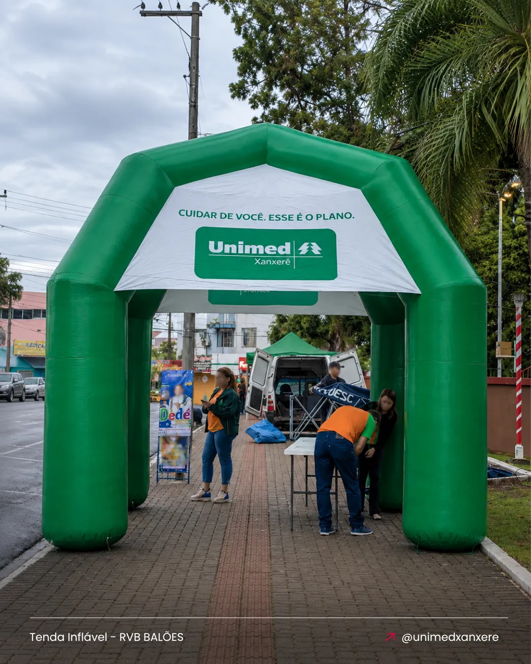 Tenda inflável personalizada Unimed utilizada em ação de saúde e divulgação da marca