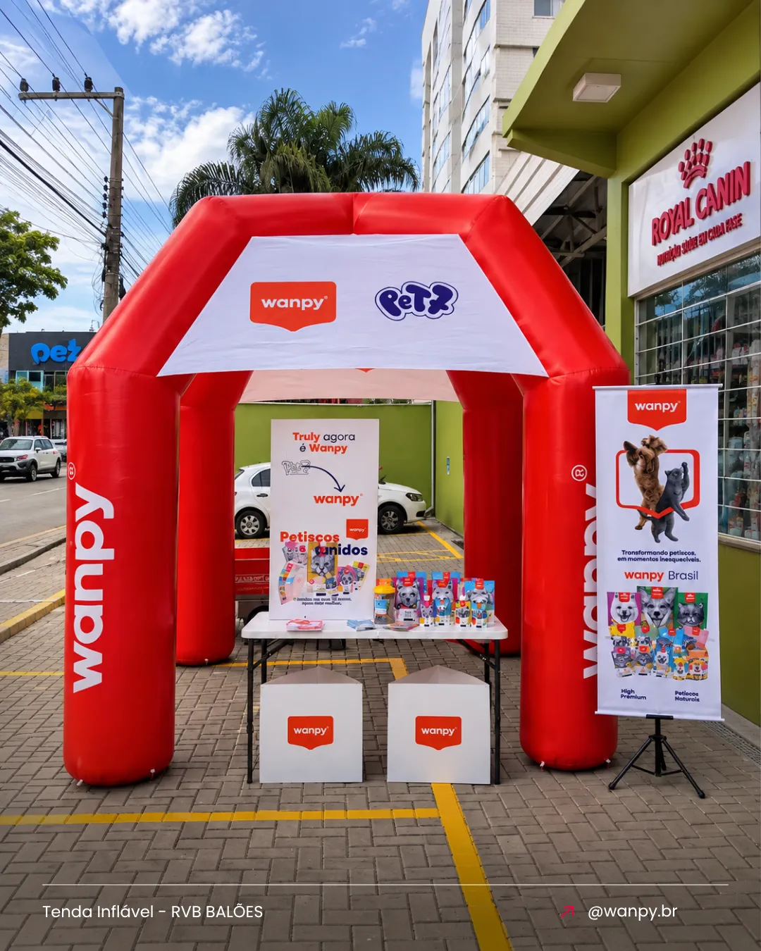 Tenda inflável personalizada Wanpy instalada em frente a pet shop para ativação da marca