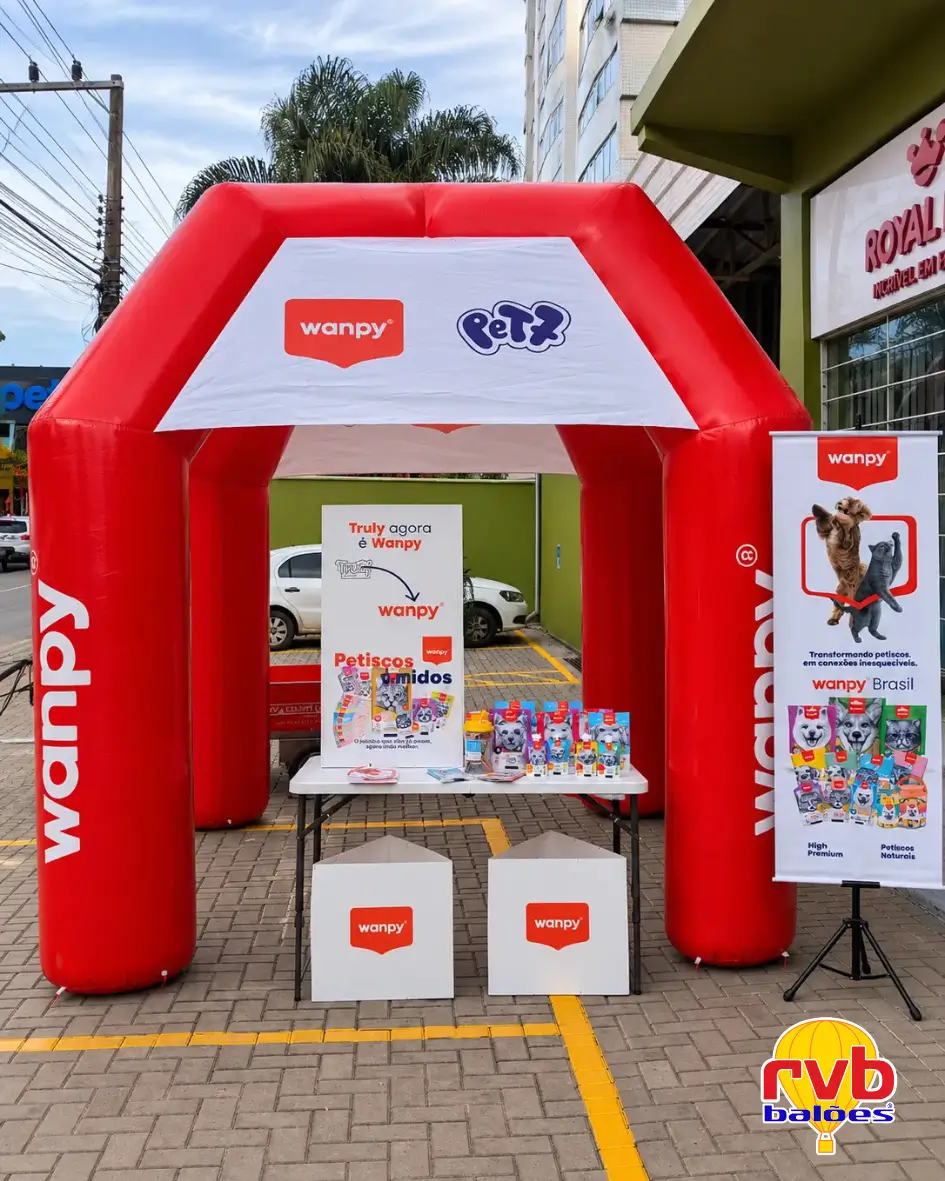 Tenda inflável personalizada Wanpy e Petz utilizada em ação promocional no ponto de venda com exposição de produtos para pets