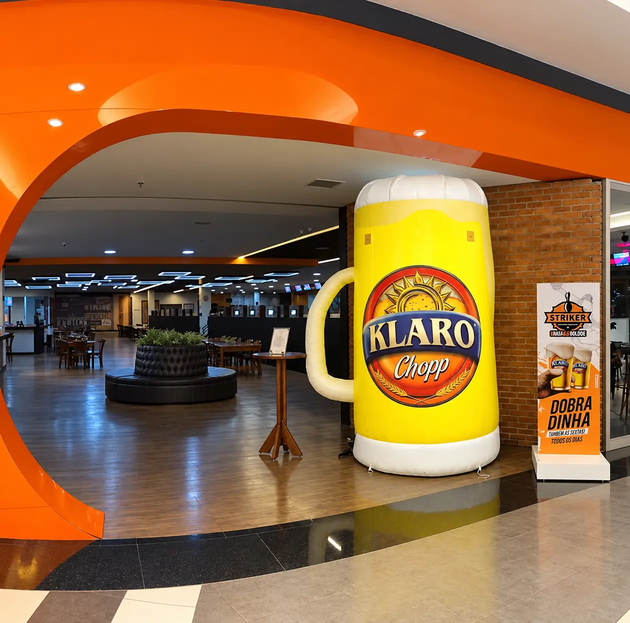 Caneca de Chopp Inflável Gigante Klaro | RVB Balões Caneca de chopp inflável gigante da Klaro em evento, fabricada pela RVB Balões