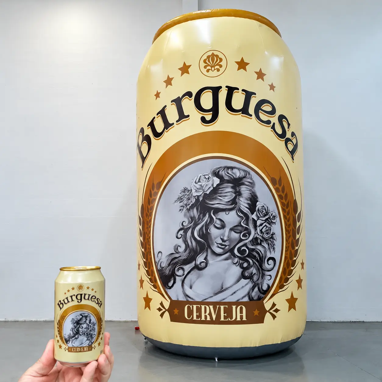 Lata de Cerveja Inflável Gigante Personalizada Burguesa | RVB Balões Lata de cerveja inflável gigante personalizada da Burguesa, fabricada pela RVB Balões