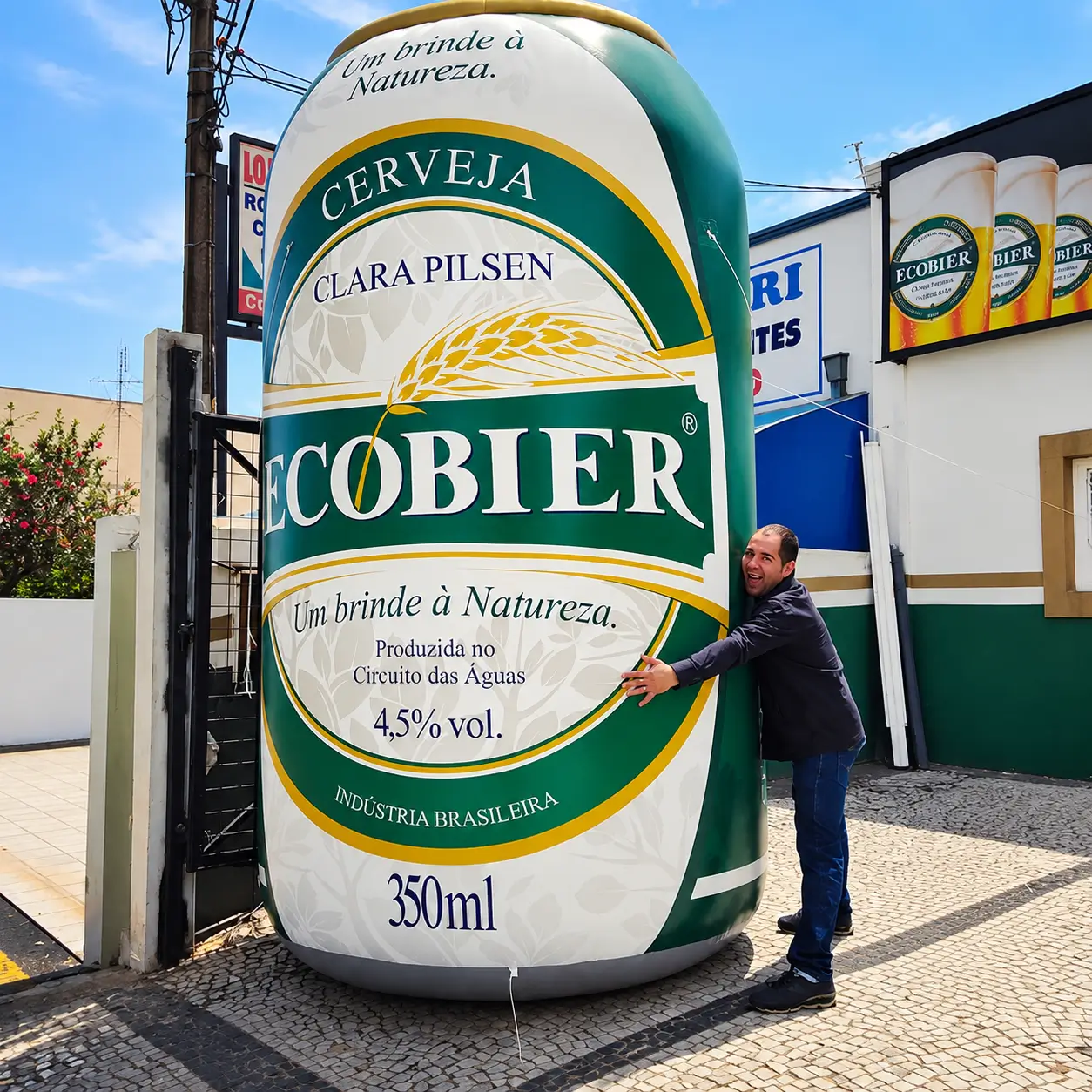 Réplica de Lata de Cerveja Inflável Gigante Ecobier | RVB Balões Réplica de lata de cerveja inflável gigante da Ecobier, fabricada pela RVB Balões